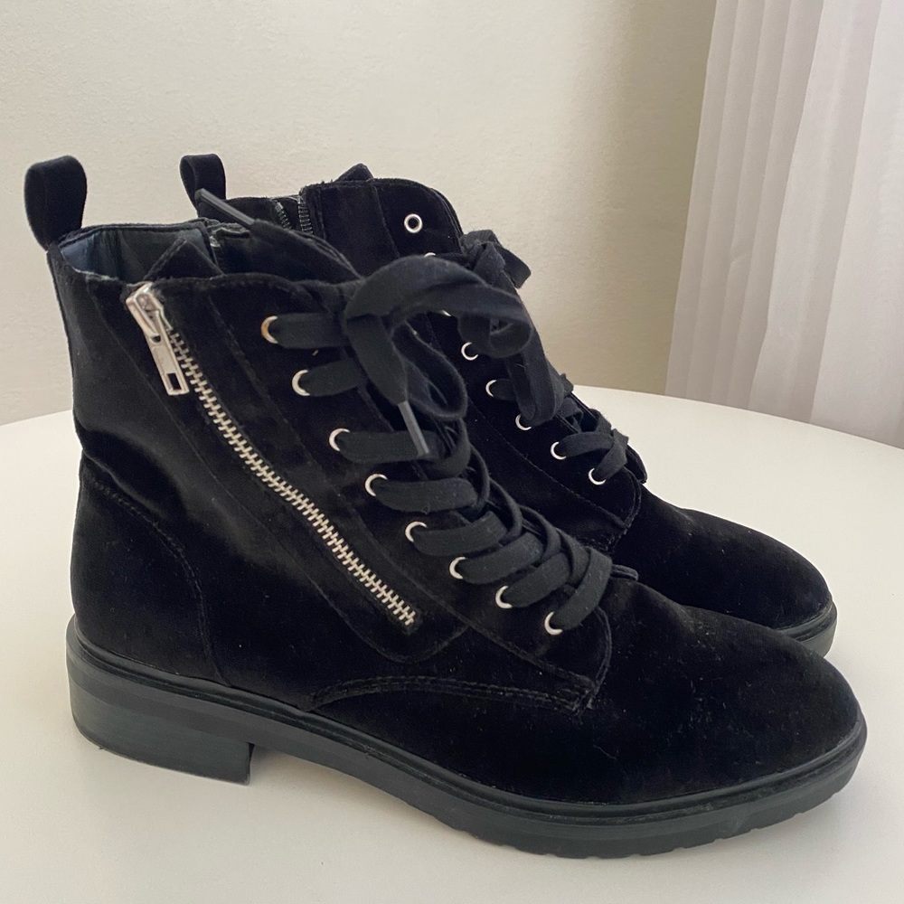 Sz 10 American eagle velour zip combat boots with silver hardware